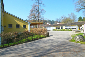  Zwölf Klassenzimmer, Turnhalle, Singsaal, Nebenräume, eine Hauswartwohnung und einen angeschlossenen Pavillon mit mehreren Zimmern und eine Küche umfasst die Primarschule Schachen in Winterthur. 