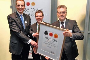  AuszeichnungAm ersten Messetag der ISH 2009 in Frankfurt am Main wurde das Dezentrale Pumpensystem „Geniax“ der Dortmunder WILO SE von der Standortinitiative „Deutschland – Land der Ideen“ ausgezeichnet. V.l.n.r.: Sven Jezoreck, Deutsche Bank; Dr. Thorsten Kettner, Projektleiter Geniax, WILO SE; Dr. Thomas Schweisfurth, Vorstandssprecher der WILO SE 