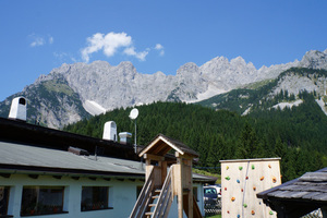  Das Bergpanorama konnte schon Millionen von Fernsehzuschauern beeindrucke. Neben anderen Produktionen wurde auch die bekannten Fernsehserie „Der Bergdoktor“ in der Region gedreht.  