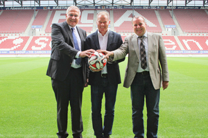  In der Augsburger SGL-Arena wurde Grünbeck als neuer Sponsor des FC Augsburg vorgestellt (v. l.): Dr. Günter Stoll, Vorsitzender der Geschäftsführung bei Grünbeck; Stefan Reuter, Geschäftsführer Sport beim FCA; Harald Fischer, Grünbeck-Regionalleiter Süd.  