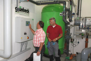 Stephan Herreiner (links) von der Grünbeck Wasseraufbereitung GmbH erläutert dem Betriebstechniker die Kontrolle der Betriebszustände für die Schwimmbadwassertechnik.  