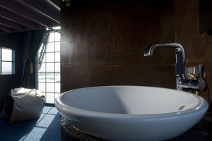  Dank der eleganten „Allure“ Armatur wird selbst das Händewaschen in der Secret Suite zum Luxus-Erlebnis. 