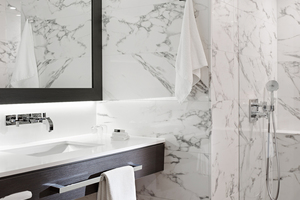  Marmoroptik und klare Linien und eine sorgfältig ausgesuchte Ausstattung von Emco Bad sorgen in den Badezimmern des Schlosshotels für Eleganz und Wohlfühlfaktor. 