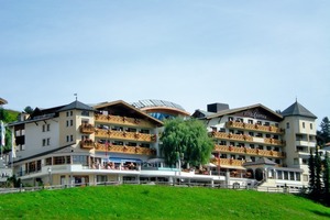  75 m2 Großflächenkollektoren „FA“ von Tisun (www.tisun.com) liefern 25,6 % solaren Deckungsgrad für 150 Betten bei täglich 7500 l WW-Verbrauch, Heizungsunterstützung und Poolerwärmung im Hotel Cervosa 