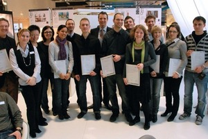  Stolze SiegerDie Studenten der FH Coburg mit Prof. Kampe und dem Kermi-Team auf der ISH 2009 