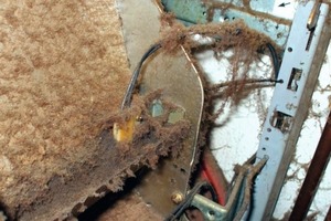  Staub stört StrömungssicherungStark mit Staub verschmutzte Strömungssicherung mit Abgaswächter einer Therme 