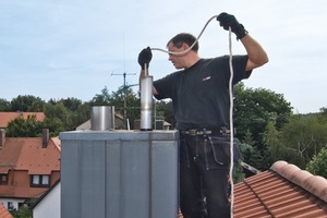  Auf dem DachMit einem Seil fördert Reinhard Schneider das alte Abgasrohr zu Tage 