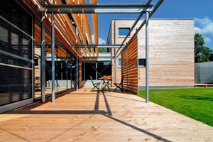  Terrasse und SonnenschutzDie 45 m² große Terrasse vor dem Haupthaus wird von der gesamten Familie genutzt. Zur Verschattung dienen verschiebbare Holzelemente 