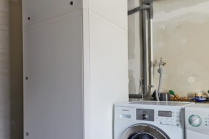  Kaum Unterschied zur „weißen Ware“: Die kompakte Luftheizung wurde im Hauswirtschaftsraum aufgebaut, direkt neben Waschmaschine und Trockner. 
