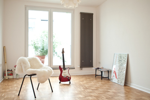  Der metallische Farbton des Röhrenradiators sorgt bewusst für Kontrast in der Wohnung. 