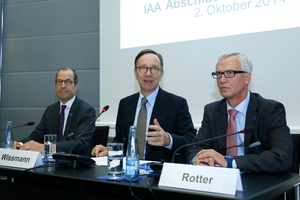  (v.l.n.r.) Klaus Bräunig, Geschäftsführer VDA, Matthias Wissmann, Präsident VDA, und Eckehart Rotter, Leiter der Pressestelle des VDA, zogen eine positive Bilanz zur IAA 2014. 