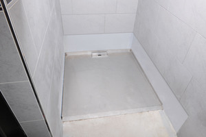  4: Das neue Duschboard der Richard Brink GmbH und Co. KG wird perfekt in das Wandsystem integriert, so dass kein Wasser eindringt. 