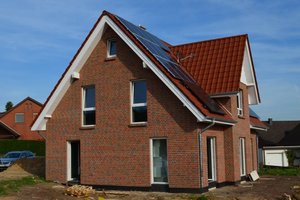  Das Energie-Plus-Haus von Ann-Kristin und Christoph Held wurde in Massivbauweise erstellt. Für den SHK-Fachbetrieb Stuckenberg Haustechnik war dieser Neubau eine spannende Herausforderung. 