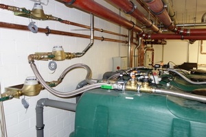  Grauwasseranlage im Technikraum des Untergeschosses, flexible Anschlussleitungen mit Wasserzähler zu den Verbrauchsstellen bzw. Nachspeisung für Trinkwasser bei Leerstand. 