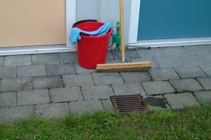  Bodenabläufe an Carport und Terrasse entwässern zur Zisterne. Wenn in diese Abläufe das Entleeren von Putzeimern unterbleibt, ist das kein Problem.  