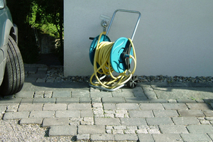  Bewässerungssystem für den Garten, ein Teil der Regenwassernutzung. Regenwasser-Zapfstelle an der Außenwand mit korrekter Beschilderung „Kein Trinkwasser“. 