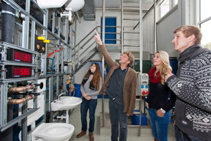  Praxisbezug im Studium: Gemeinsam mit dem Lehrpersonal haben Versorgungstechnik-Studenten der FH Bingen eine Trinkwasser-Versuchsanlage aufgebaut.  