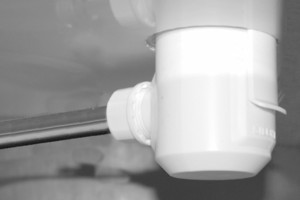  Der Siphon „Vallox Silent Klick“ gewährleistet einen wirksamen Geruchsverschluss. Auch bei ausgetrocknetem Siphon können so keine Kanalgase in das Lüftungsgerät gelangen. Der Anschluss an das Entwässerungssystem erfolgt mit einem 12 mm-Rohr. 