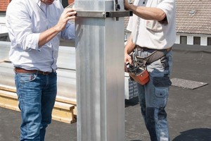  Die 4 m langen Wärmetauscher aus Aluminium werden vertikal in das Gebäude eingelassen.  