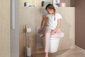  Lohnenswerte Anschaffung: Beim höhenverstellbaren WC findet jede Generation stets die für sie passende Sitzhöhe. 