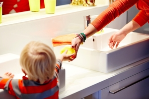  Doppelwaschtische ermöglichen gemeinsames Waschen und zugleich die Hilfestellung durch Groß für Klein. 
