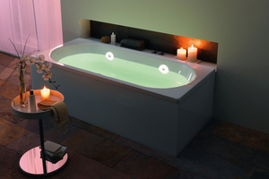  Die Bedienung der drei Beleuchtungssysteme „Spektrallicht“, „Unterwasserscheinwerfer“ und „indirekte Beleuchtung“ für Badewannen erfolgt einfach und komfortabel über ein digitales Bedienelement an der Wanne. 