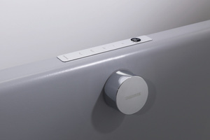  Kaldewei bietet mit „Comfort Select“ eine elektronische Armatur an, die das Ein- und Ablaufen des Wassers, die Temperatur sowie die Wahl der Dusch- oder Badefunktion digital und intuitiv regelt. 