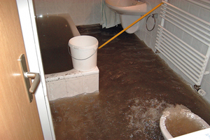  Überflutung des Kellers durch Wasserrückstau lässt sich verhindern: mit Rückstauverschlüssen und Hebeanlagen. 