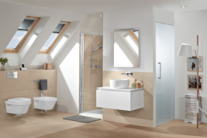  Problemlöser fürs kleine Bad:Spiegel mit Beleuchtung „More To See“, Aufsatzwaschtisch „Architectura“ und Unterschrank für Waschtisch „Legato“. 