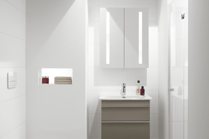  Platzsparende Badin-stallation: „WC-Sitz Venticello“, Tiefspülklosett wandhängend „Venticello“ und „Waschtisch Venticello“ mit Spiegelschrank „My View 14“. 