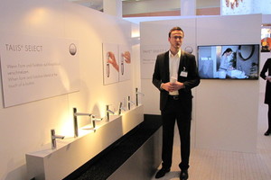  Wenn Form und Funktion auf Knopfdruck verschmelzen: Stefan Berroth, Hansgrohe, stellte die neue „Talis Select“ vor.Richard Grohe erklärte den geladenen Gästen die Vorteile der neuen Produkte direkt bei der Anwendung. 