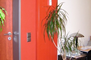  Rot fürs AktivzentrumFarbige Wandgestaltung mit rotem Dekorativheizkörper „Faro“ in einem Büroraum des neuen Aktivzentrums 