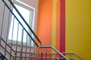  Breite &amp; schmale StreifenIm Treppenhaus des Gewerbezentrums ziehen sich die Farben in einer Kombination aus breiten und schmalen Streifen nach oben 