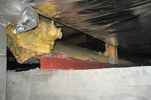  Dämmung abgefallenAbgefallene Dämmung der Dachfläche im unbeheizten Dachboden 