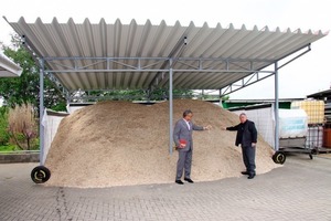  6000 l Heizöl pro HektarDas Miscanthus-Hackgut aus eigener Ernte bringt pro Hektar einen Heizwert, der 6000 l Heizöl entspricht (links im Bild Verkaufs- und Personalberater Ewald W. Schneider, rechts Helmut Stöver) 