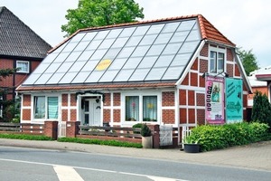  BlickfangDas Solardach neben dem Firmengebäude dient als Blickfang für vorbeifahrende Kunden  