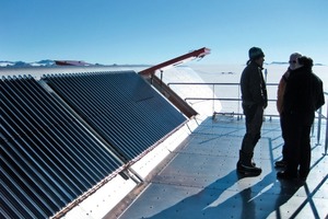  KollektorenRöhrenkollektoren vom Typ „Tubo 12 CPC“ auf dem Dach der Polarstation 