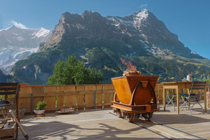  Benjamin Zweifel aus der Schweiz gewinnt den Sonderpreis für Kreativität mit seiner mobilen Lore als Kamin- und Terrassenfeuer. 