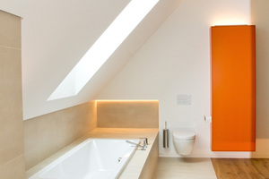  Baden mit Ausblick: Im weitläufigen Badezimmer sorgt ein großzügiges Dachfenster für eine angenehme Tageslichtversorgung, die Badewanne wurde ebenfalls in die Architektur integriert.  
