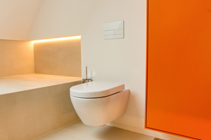  Reduziert und zeitlos: Die gläserne Variante der WC-Betätigungsplatte „Tecesquare“ fügt sich unaufdringlich in die Gesamtarchitektur des Badezimmers ein. Mit der Teilspülung, die durch die schmale Taste betätigt wird, lässt sich Wasser sparen. 