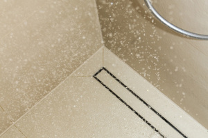  Fast unsichtbar passt sich die verfliesbare „Tecedrainline“ Duschrinne einheitlich in die Optik des Badezimmers ein. 