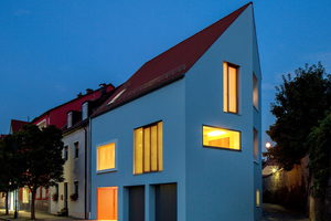  Moderne Architektur in der Altstadt. Der kompakte Baukörper auf 98 m² Grundfläche beinhaltet beachtliche 205 m² Wohnfläche. 