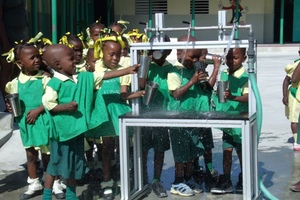  Sauberes Trinkwasser dank Grünbeck: Slum-Kinder bei der Wasserausgabe in einer OPEPB Vorschule in Port-au-Prince. 