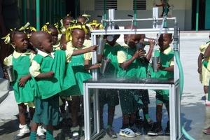  Sauberes Trinkwasser dank Grünbeck: Slum-Kinder bei der Wasserausgabe in einer OPEPB Vorschule in Port-au-Prince. 