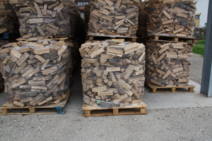  „Die Natur lüftet und trocknet das Holz am allerbesten“, sagt Rainer Müller. Dafür muss die Luft jedoch auch wie bei Rainer Müllers Betrieb optimal zwischen das Holz kommen. 