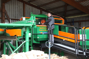  Die Holzverarbeitungsmaschine bei Holzhändler Rainer Müller kann größere oder kleinere Holzscheite liefern. Müller empfiehlt die Größe ca. 25x8x8 cm. 