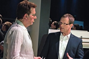  Dieter Hellekes (re.), Leiter Schulung und Training bei Viega, stand Moderator Christoph Brüske zu den Produktneuheiten von Viega kompetent Rede und Antwort.  