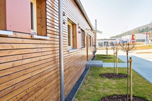  Der Verwaltungsbau wurde als KfW-40-Gebäude komplett in Holzbauweise errichtet und mit zukunftsweisender Haustechnik ausgestattet.Die Öffnungen der dezentralen Lüftungsanlage wurden formschön ausgebildet. 