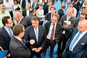  Beim Rundgang über die Messe zeigte sich Bundeswirtschaftsminister Sigmar Gabriel beeindruckt von der Vielfältigkeit der Unternehmen und ihrer Innovationen 