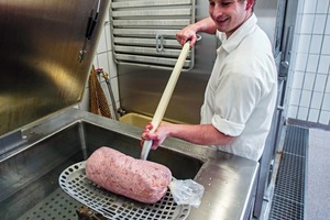  Im Kocher werden viele der nach hauseigenem Rezept zubereiteten Wurstwaren gegart. 